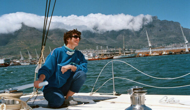 Top 10 der berühmten Seglerinnen, die Sie kennen sollten 6 Isabelle Autissier a la barre et a la plume Paris match d2xnhl