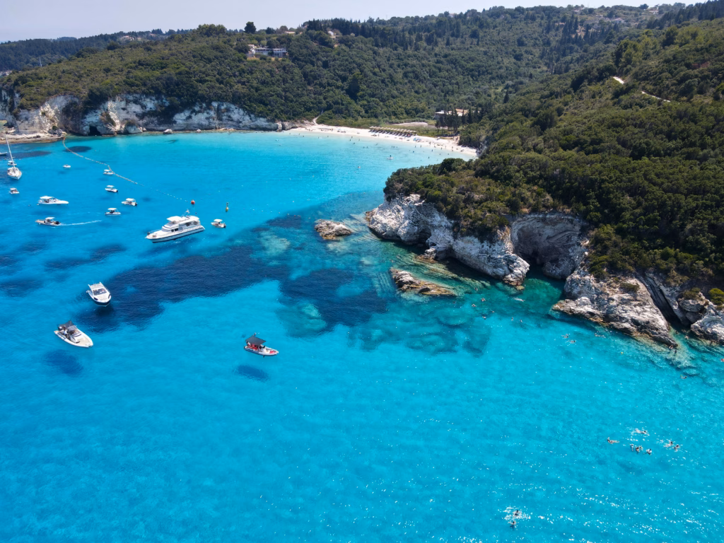 Drohnenfoto mit Botten for Anker in Antipaxos